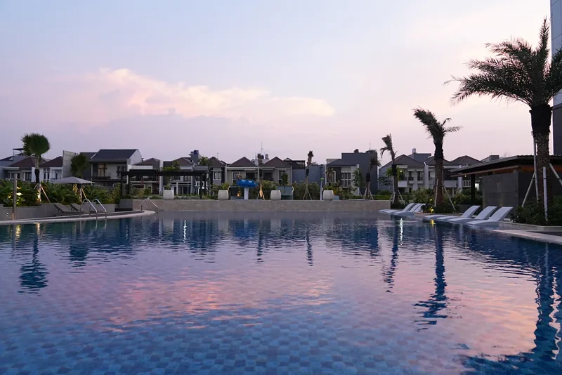 Kolam renang Aerium saat senja